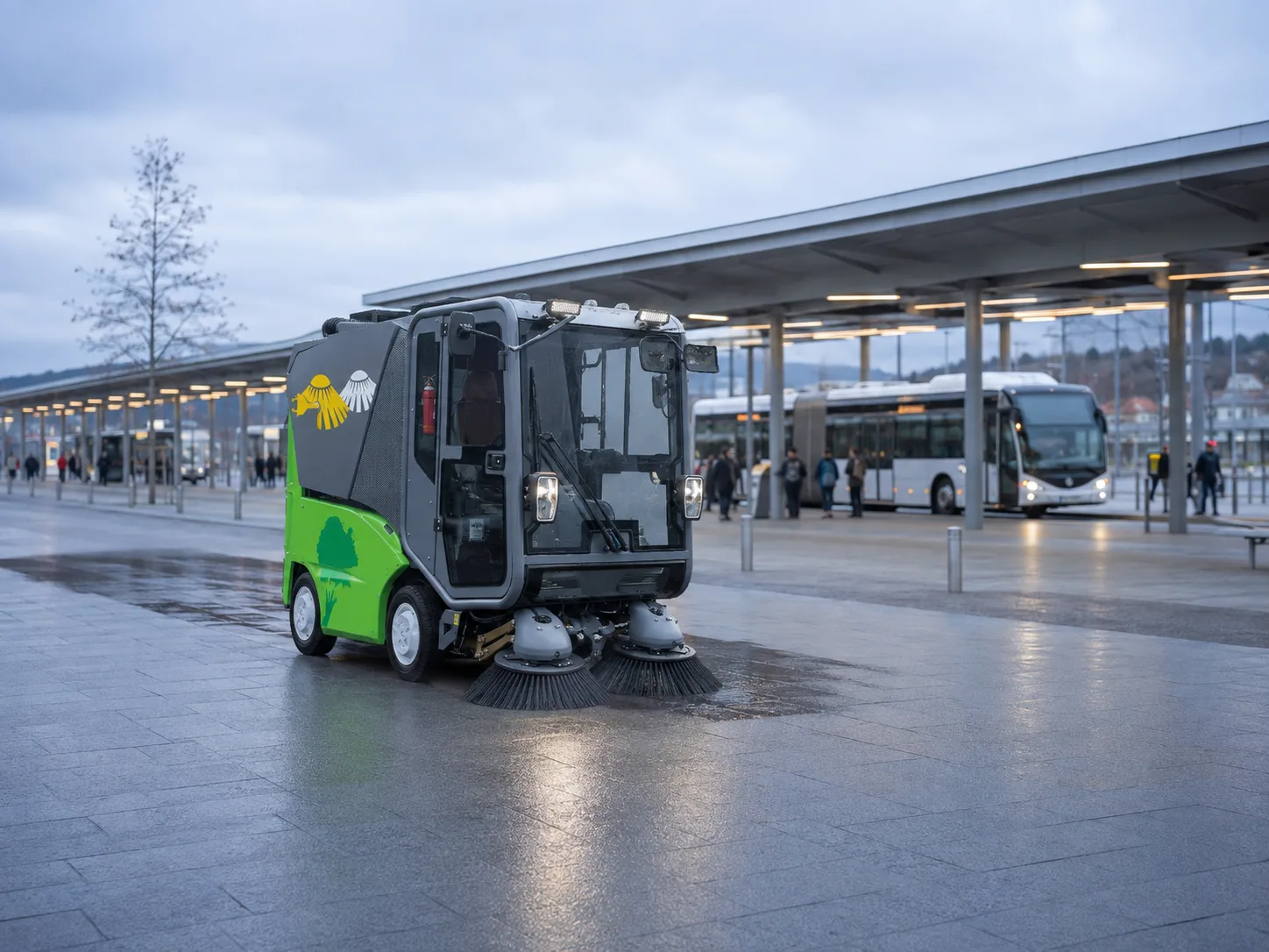 Măturătoare stradală electrică Green Machines curățând esplanada pavată a unui terminal de autobuz