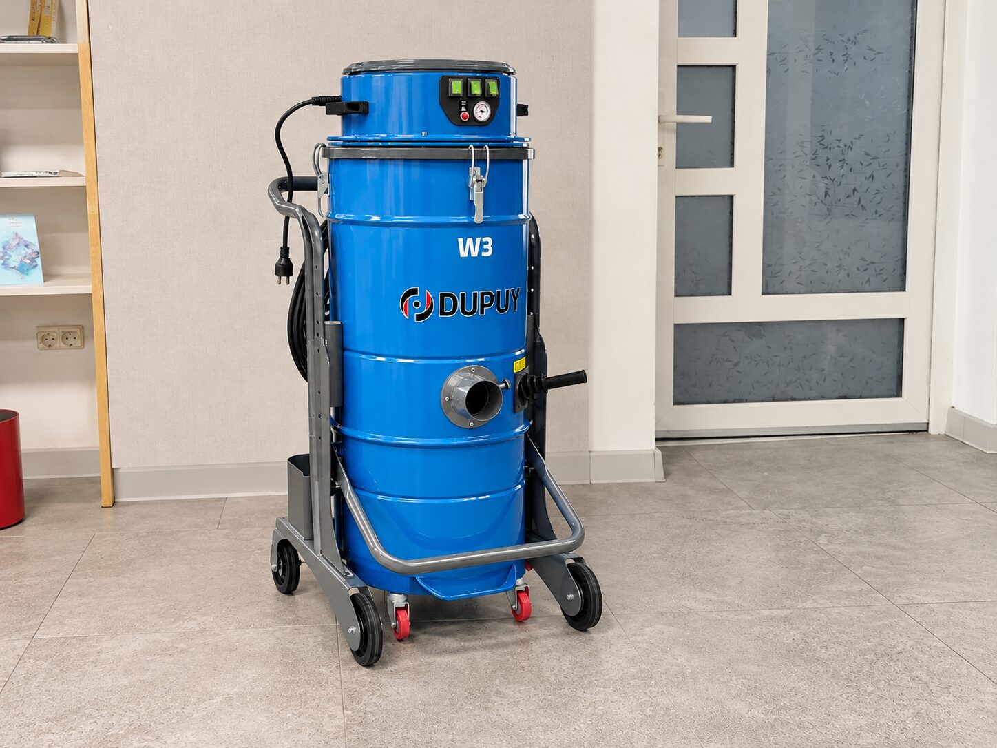 Aspiratorul Dupuy W3 cu furtunul și accesoriile montate