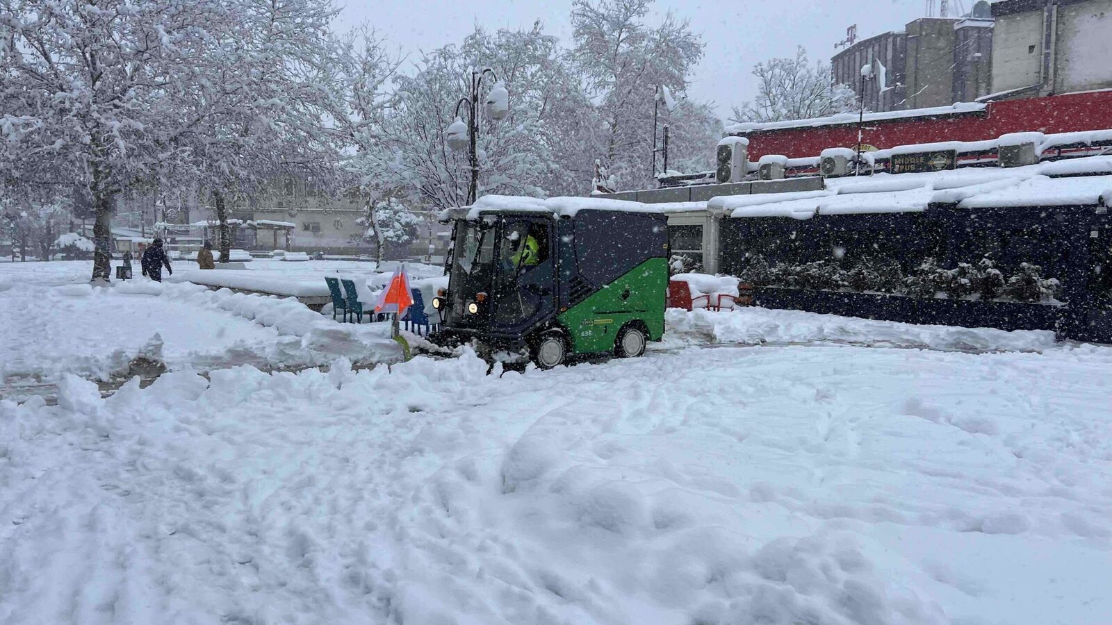 Green Machines 636 pe un spațiu acoperit de zăpadă, iarna