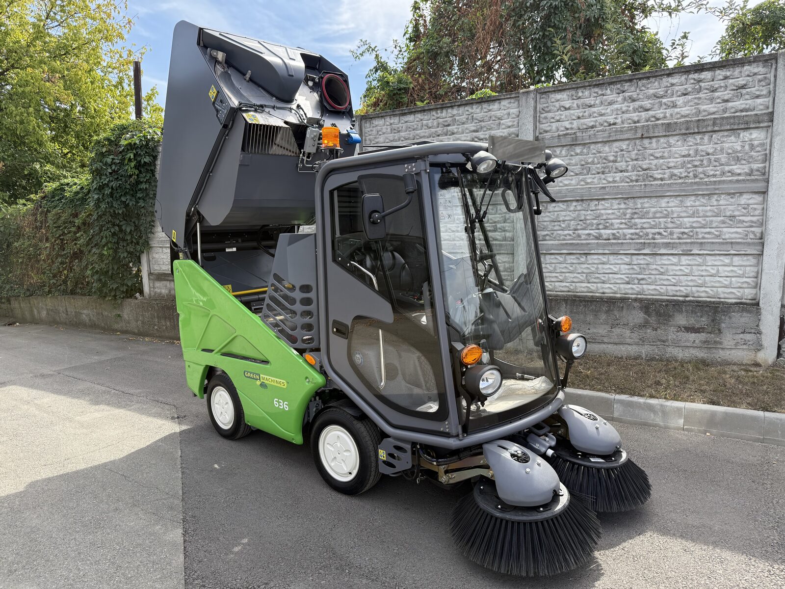Green Machines 636 în configurația de măturare, cu periile frontale, pe o stradă