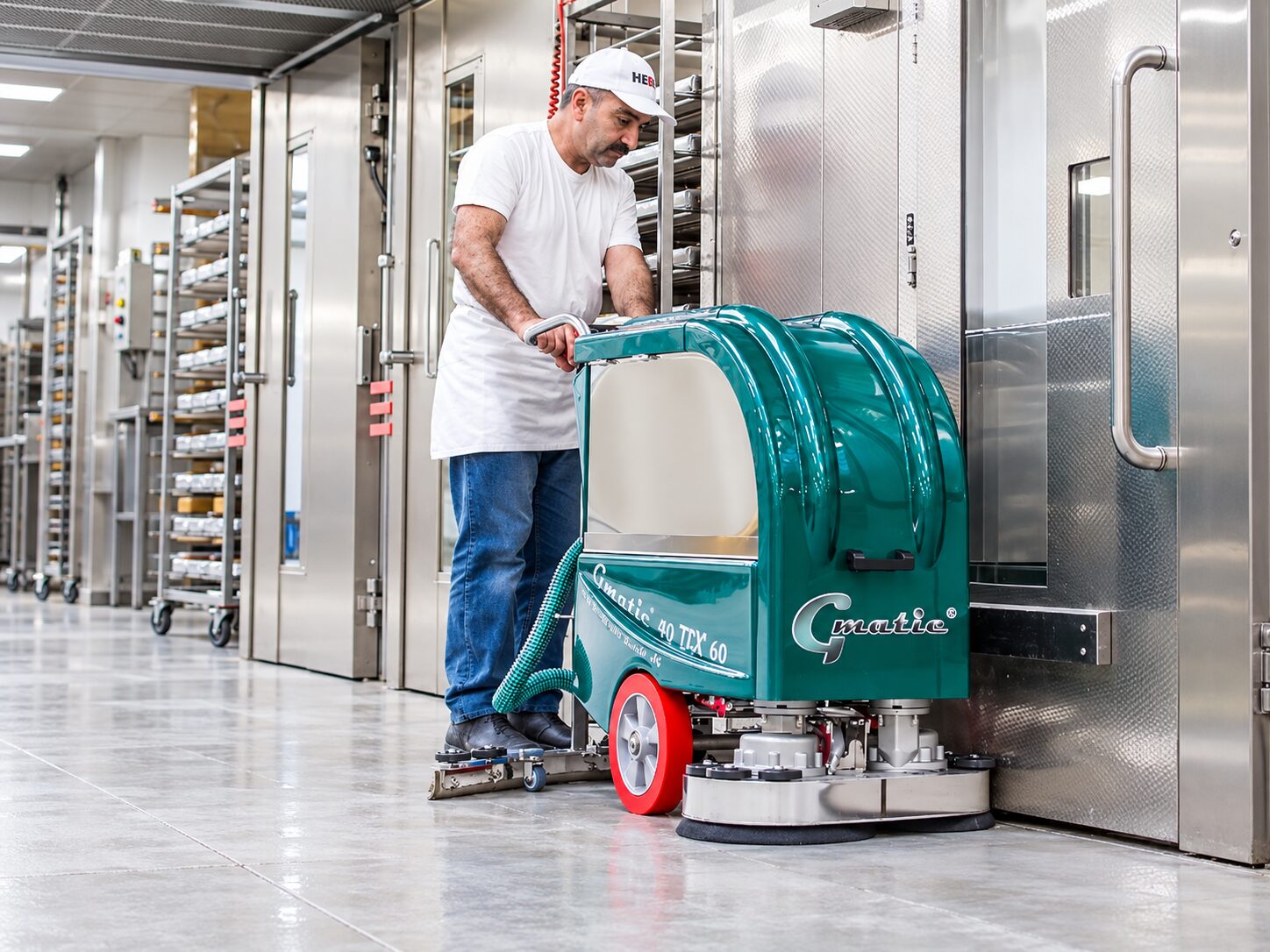 Operator care conduce Dr. Gansow Gmatic 50BX50 într-o încăpere cu pardoseală deschisă la culoare