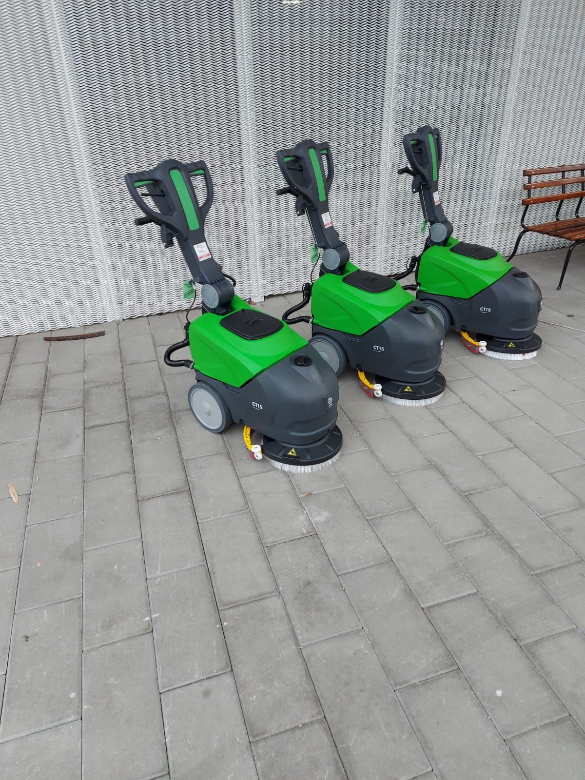 Trei mașini compacte de spălat-aspirat IPC CT15, una lângă alta