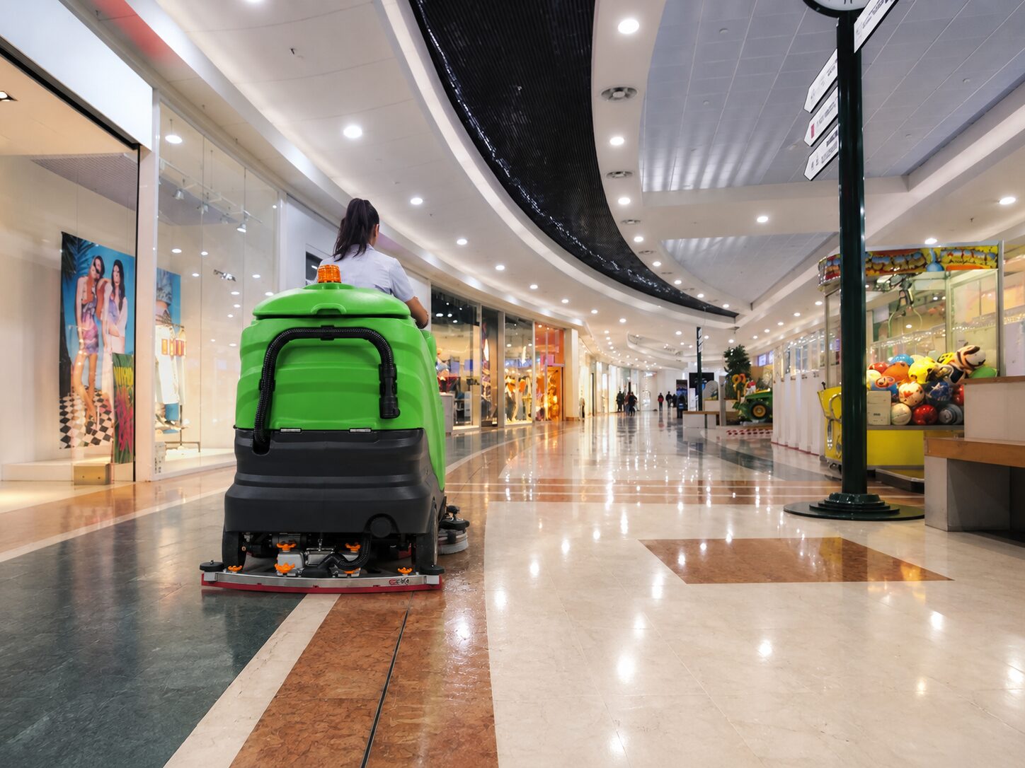 IPC CT160 pe culoarul larg al unui centru comercial, văzut din spate