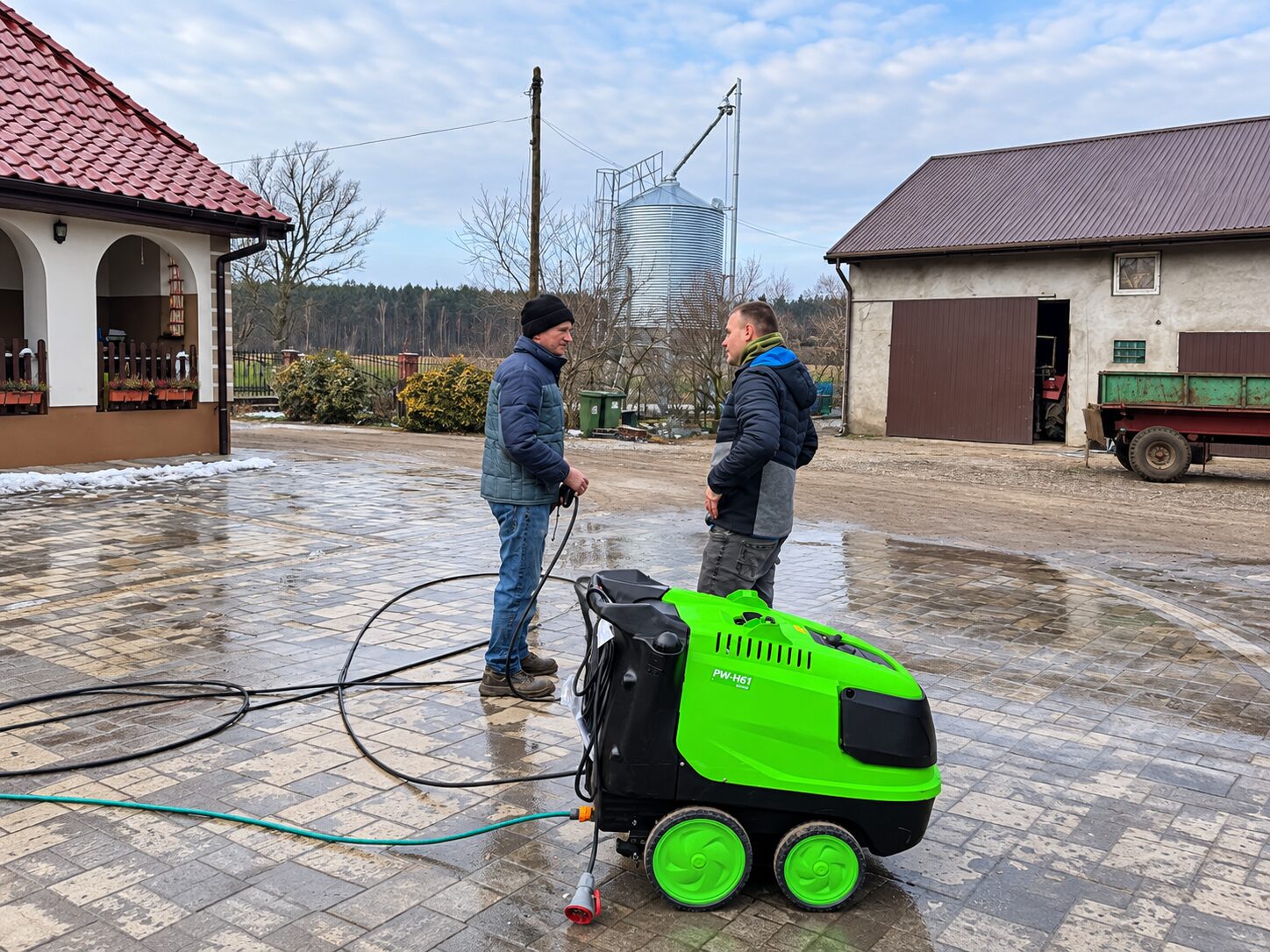 IPC PW-H61 conectat la furtun, în curtea unei ferme, cu doi oameni lângă el