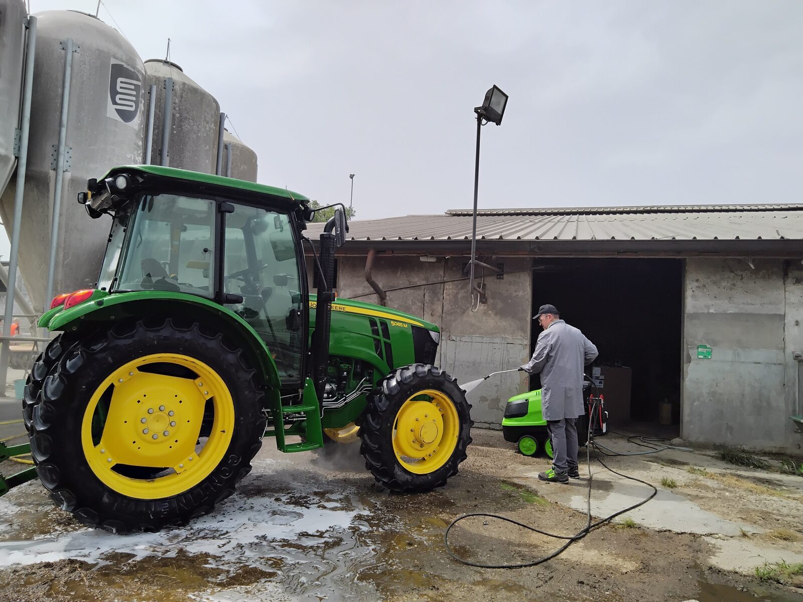 Operator care spală un tractor cu IPC PW-H61